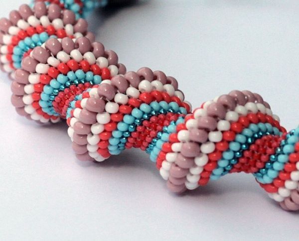 Плетение шнурка из бисера - Делаем фенечки своими руками.